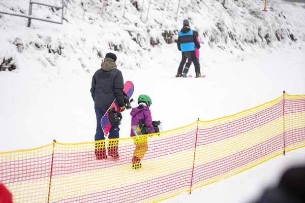 Turisták Szívesen Játszanak Snowboard Síközpont Nyaralás — Stock Fotó