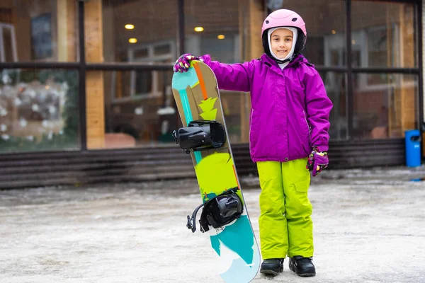 Little Cute Girl Snowboarding Ośrodku Narciarskim Słoneczny Zimowy Dzień — Zdjęcie stockowe