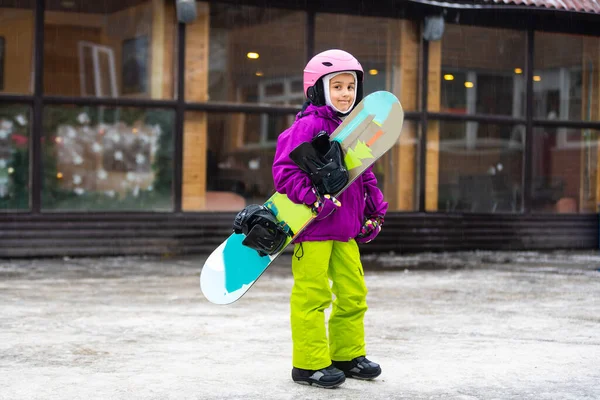 Snowboard Sport Zimowy Dziewczynka Uczy Się Jeździć Snowboardzie Ciepłych Zimowych — Zdjęcie stockowe