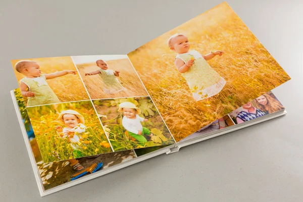 Öppna Fotobok Grå Bakgrund — Stockfoto