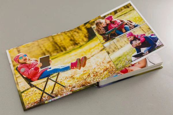 Family Travel Photobook Šedém Pozadí — Stock fotografie