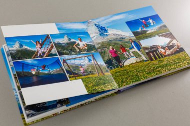 Gri arkaplanda fotoğraf kitabını aç