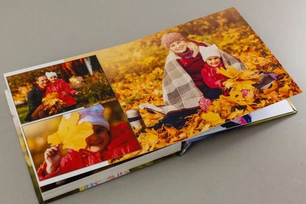 Otevřít Knihu Fotografií Šedém Pozadí — Stock fotografie