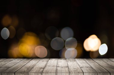 Xmas ağaç ışıklarının bulanık arkaplanı ve kahverengi renkli tablosu olan duvar