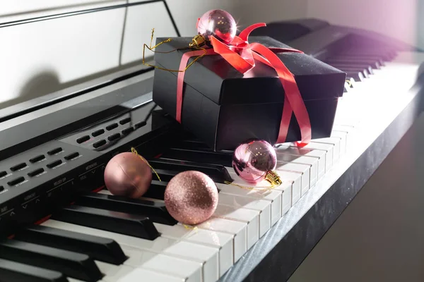 Caixa Presente Natal Teclado Piano Vista Acima — Fotografia de Stock
