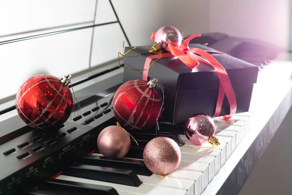 Christmas Gift Box Piano Keyboard View — Stock Photo, Image