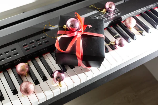 Christmas Gift Box Piano Keyboard View — Stock Photo, Image