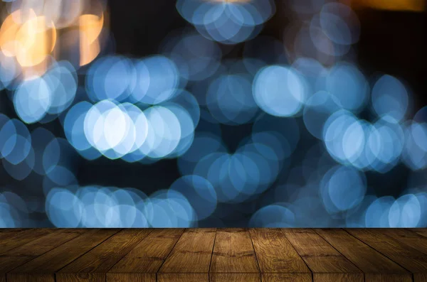 Verschwommener Hintergrund Von Weihnachtsbaumlichtern Und Wand Mit Braunem Tisch — Stockfoto