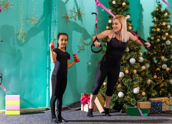 Mãe Filha Fazendo Fitness Perto Árvore Natal Ginásio Ano Novo — Fotografia de Stock