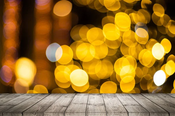 Verschwommener Hintergrund Von Weihnachtsbaumlichtern Und Wand Mit Braunem Tisch — Stockfoto