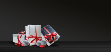 Karda hediye kutularıyla Noel arkaplanı