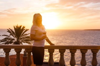 Okyanusa bakan mutlu kadın. Tatil.