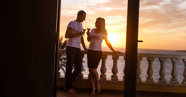 Silueta Pareja Disfrutando Copa Champán Playa Tropical Atardecer —  Fotos de Stock