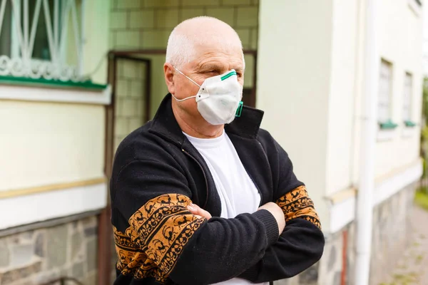 Triste Vieillard Masque Protection Près Maison Privée Coronavirus Pandémique 2020 — Photo