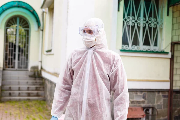 Foco Seletivo Cientista Masculino Sorridente Máscara Protetora Terno Olhando Para — Fotografia de Stock