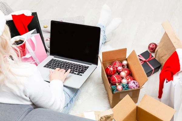 Preparing Christmas Party Woman Ordering Presents Decorations Laptop Sitting Gifts — Stock Photo, Image