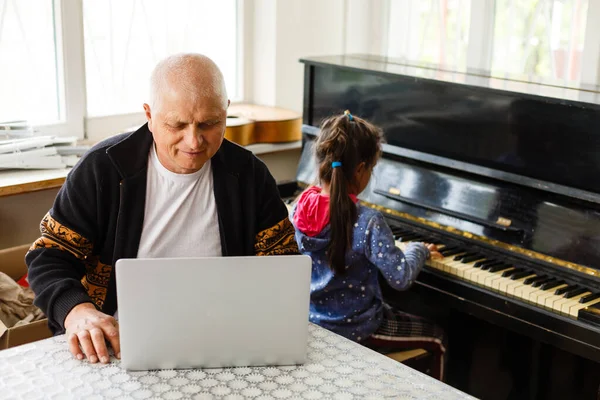 Portrait Senior Man Front Laptop Computer — Stock Photo, Image