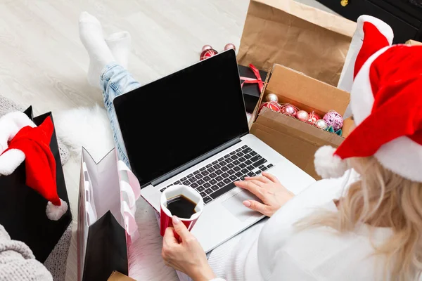 Junge Frau Bestellt Weihnachtsgeschenke Online — Stockfoto