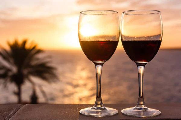 Due Bicchieri Vino Rosso Seduti Una Sporgenza Sopra Spiaggia Oceano — Foto Stock