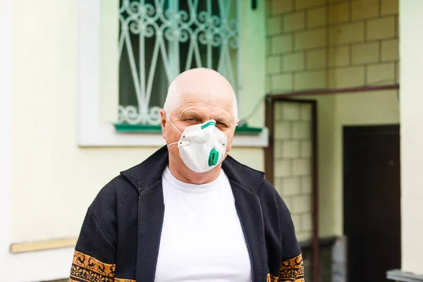 Triste Vieillard Masque Protection Près Maison Privée Coronavirus Pandémique 2020 — Photo