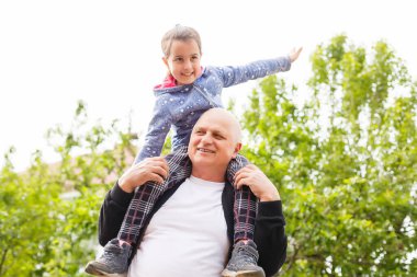 Güzel torun yaşlı, nazik büyükbabasını ziyaret ediyor..