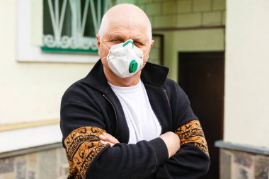 Özel evin yakınında koruyucu maskeli üzgün yaşlı bir adam. 2020 pandemik koronavirüs. Karantina. Virüs konsepti. Salgın hastalık. Evde kal..