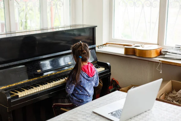 ピアノの女の子のための音楽のホームレッスン 隔離中の家庭での子供のための活動のアイデア 音楽の概念 — ストック写真