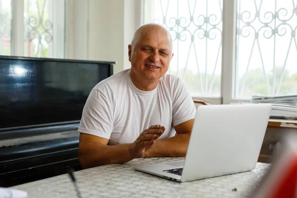 Anciano Con Auriculares Computadora Riendo Felizmente Teletrabajo Business Comercio Representante — Foto de Stock