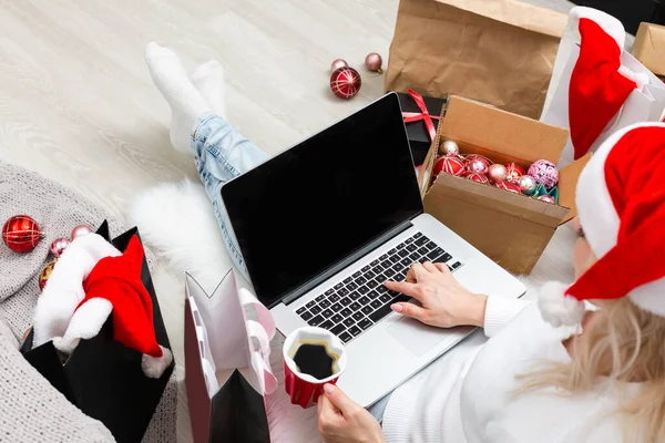 Online Weihnachtseinkauf Von Oben Käuferin Mit Laptop Kopierplatz Auf Dem — Stockfoto