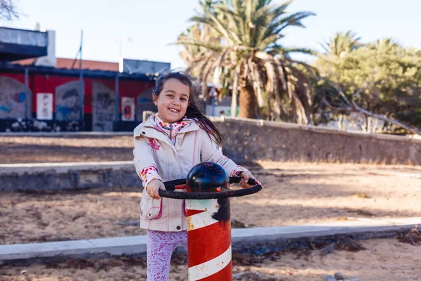 Bonito Menina Segurando Navio Volante Parque Diversões — Fotografia de Stock