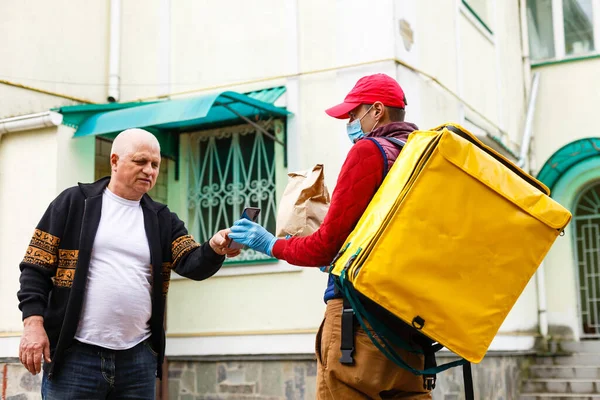 Кур Захисній Масці Медичних Рукавичках Доставляє Їжу Служба Доставки Умовах — стокове фото