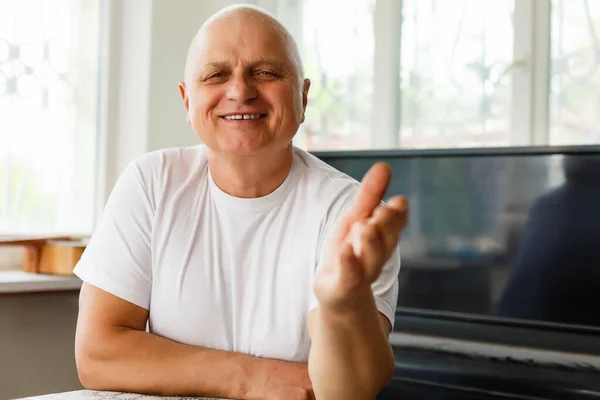 Kulaklıklı Bilgisayarlı Yaşlı Adam Mutlu Bir Şekilde Gülüyor Telework Ticaret — Stok fotoğraf