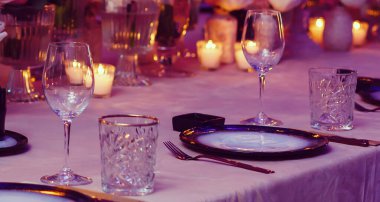 Restoranda boş bardaklar, parti