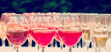 Kafedeki partiden önce beyaz ve kırmızı şaraplı bardaklar.