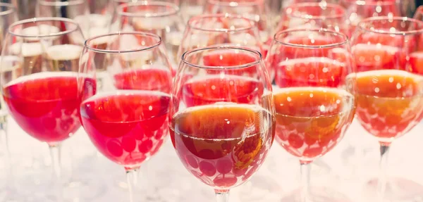 Copas Con Vino Blanco Tinto Cerca Antes Fiesta Cafetería —  Fotos de Stock