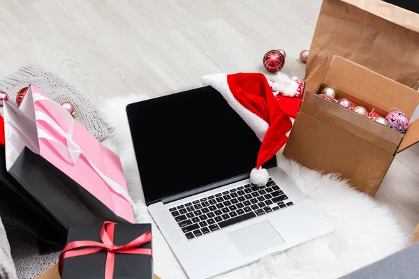 온라인 쇼핑으로 크리스마스 구매하기 — 스톡 사진