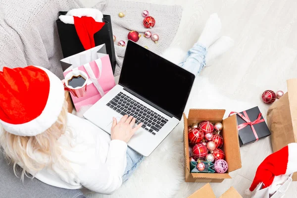 Junge Frau Bestellt Weihnachtsgeschenke Online — Stockfoto