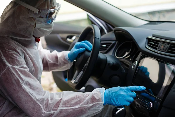 Hombre Sienta Coche Traje Protección Gafas Una Máscara Médica Para —  Fotos de Stock