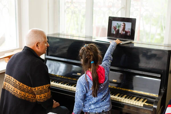 Little Girl Plays Piano Together Grandfather Learning Online Laptop — Stock Photo, Image