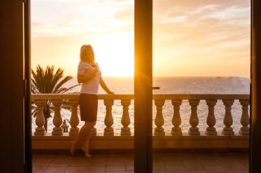 Okyanusa bakan mutlu kadın. Tatil.