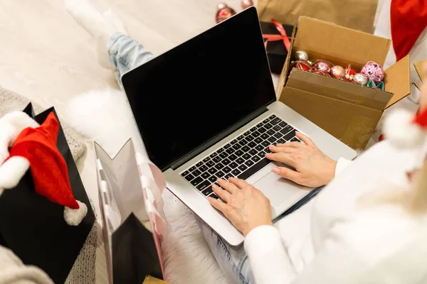 Online Weihnachtseinkauf Von Oben Käuferin Mit Laptop Kopierplatz Auf Dem — Stockfoto