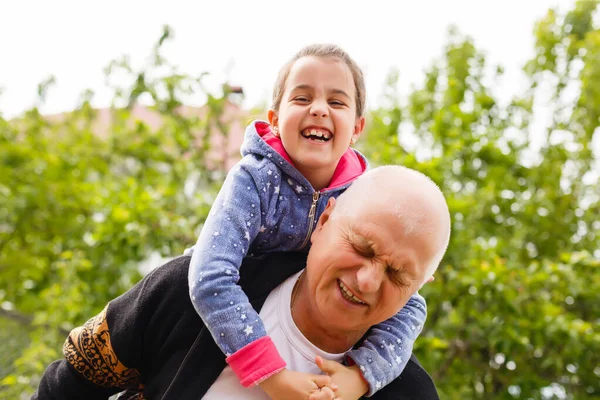 Kleines Mädchen Verbringt Zeit Mit Großvater Park — Stockfoto