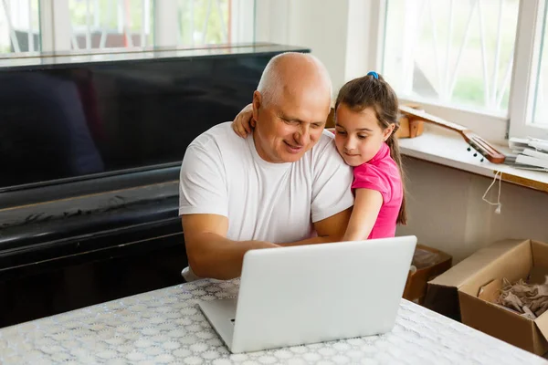 Beautiful Granddaughter Visiting Her Elderly Kind Grandfather — Stock Photo, Image