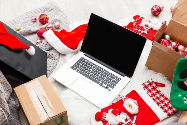 Weihnachtsgrußkarte Geschenkboxen Laptop Und Kaffeetasse Auf Holzgrund Draufsicht Mit Kopierraum — Stockfoto