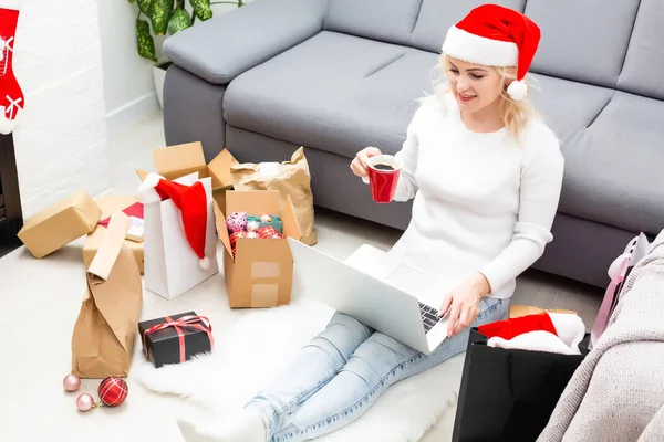 Christmas Online Shopping Top View Female Buyer Laptop Copy Space — Stock Photo, Image