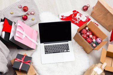 İnternetten noel hediyesi almak - online alışveriş konsepti