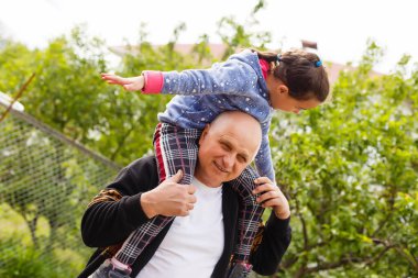 Güzel torun yaşlı, nazik büyükbabasını ziyaret ediyor..