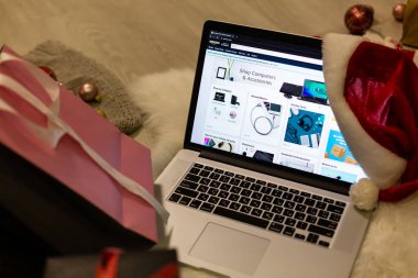 Kyiv, Ukrayna - 15 Aralık 2020: Amazon Yılbaşı Alışverişi, Daha İyi Yaşayan İnternet sitesi tarayıcı ana sayfası