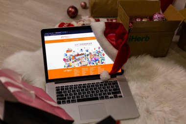 Kyiv, Ukrayna - 15 Aralık 2020: alibaba noel alışverişi, Daha İyi Yaşayan İnternet sitesi tarayıcı ana sayfası