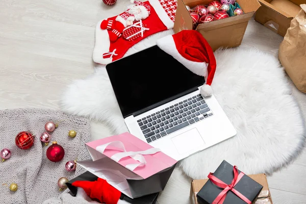 컴퓨터와 크리스마스 — 스톡 사진